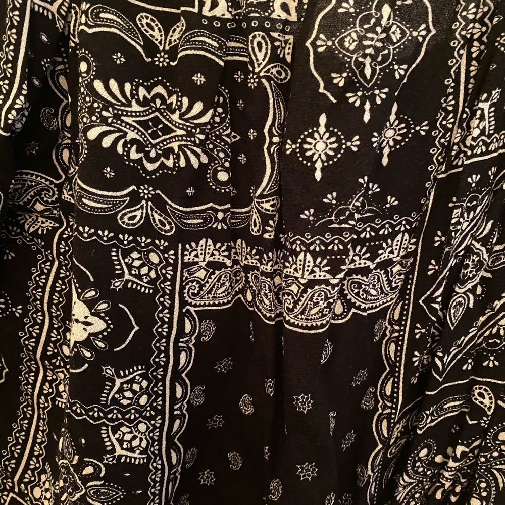 Flowy off the should black and white crop top - Picture 3 of 4